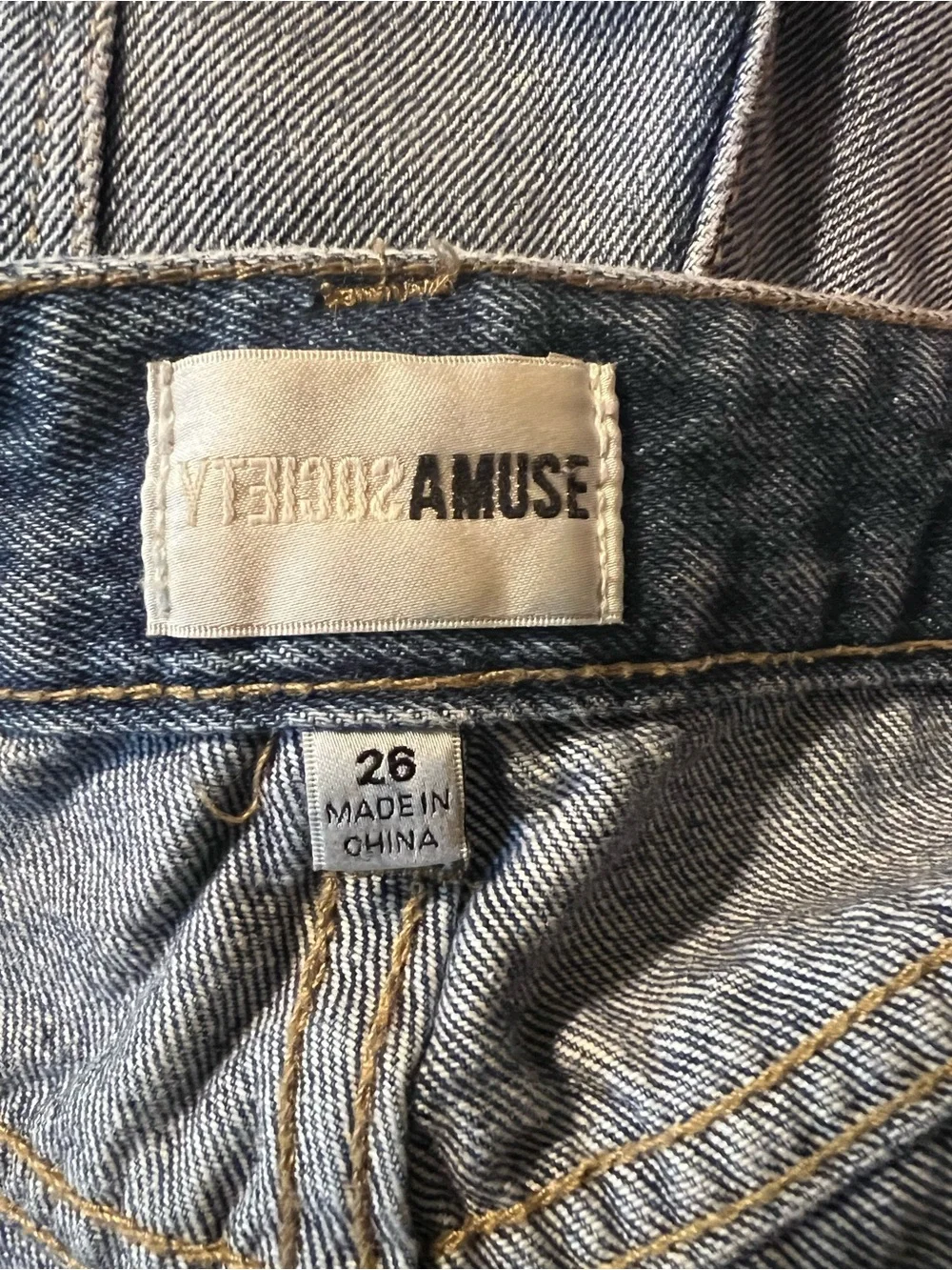 Amuse Society Medium Wash 5-Button Fly Denim Frayed Hem Shorts